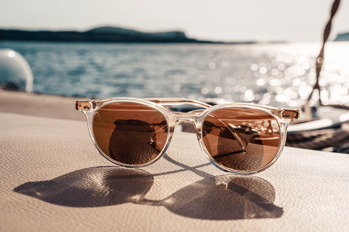 Modèle portant des lunettes haut de gamme